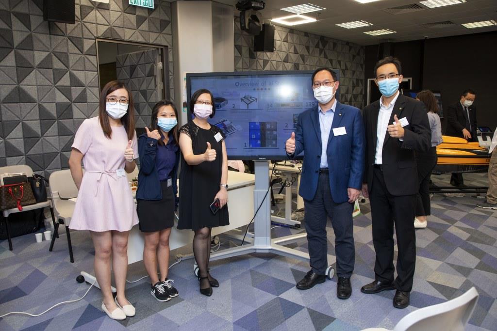 二獎獲獎項目為人工智能和機器人技術在智能倉庫中的應用。