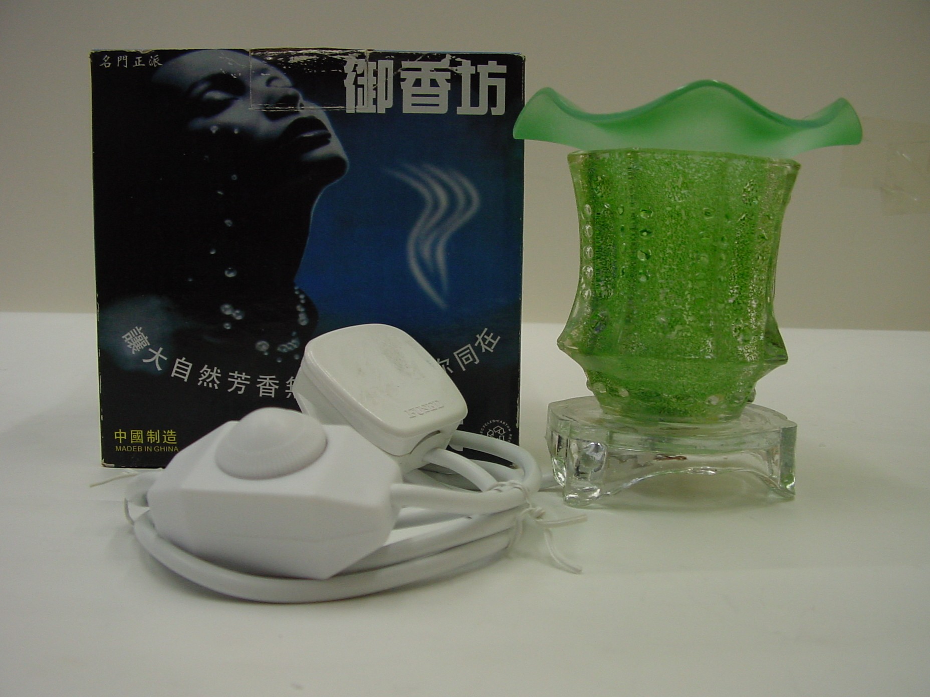 Electric aromatic lamps supplied by "Lo Hong Ka Birdnests Wholesale Ltd." Electric aromatic lamps supplied by "Lo Hong Ka Birdnests Wholesale Ltd."