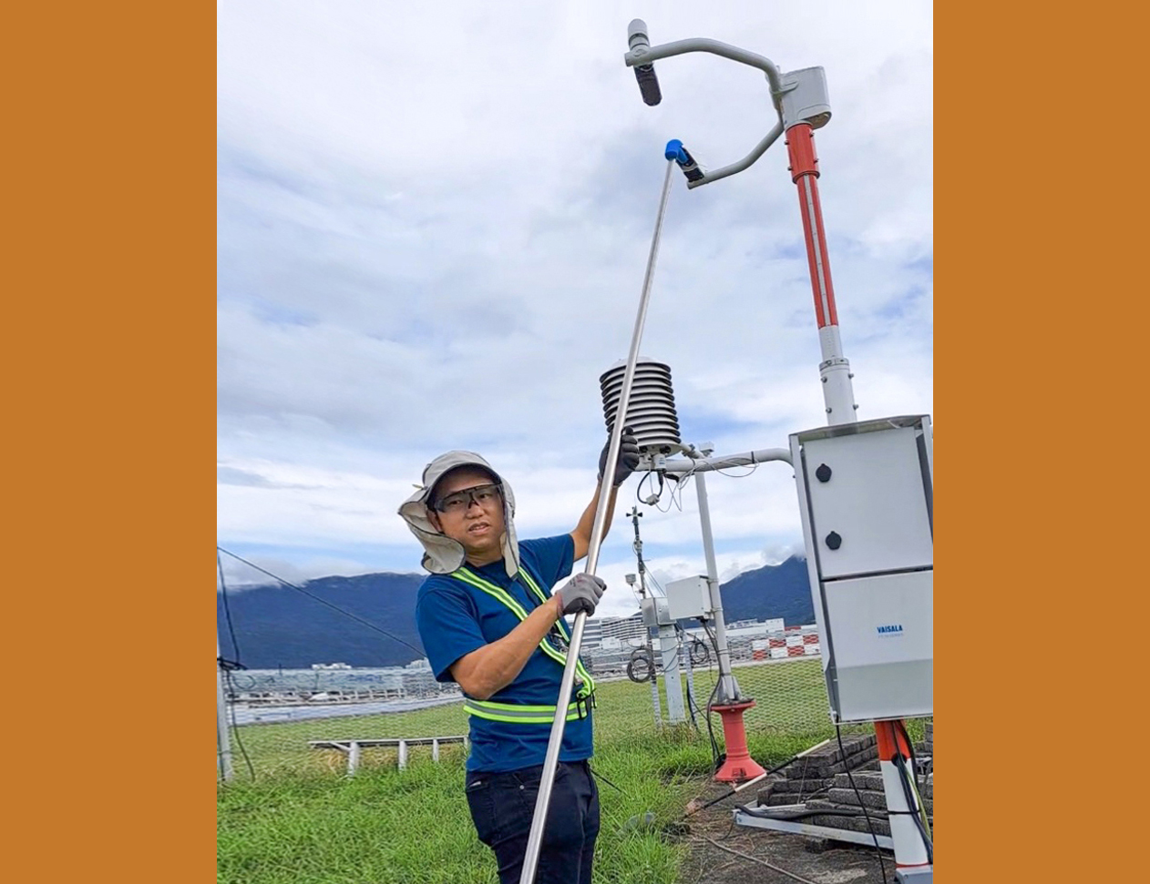 機電署聯同天文台為前線人員特製檢查監測裝置的器具，讓他們進行檢查和清潔工作時，無需攀爬至高空工作平台。