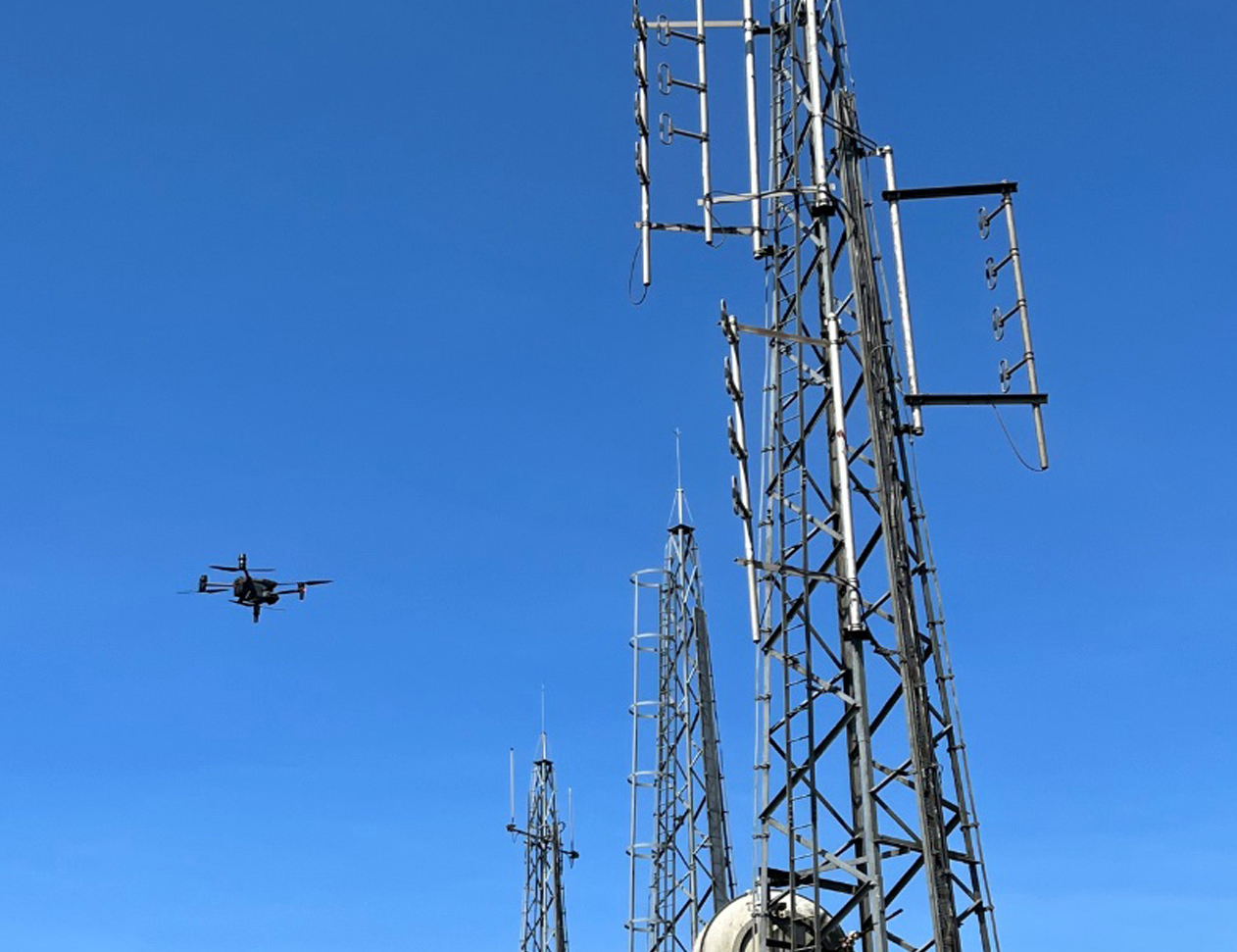 機電署引入了由無人機、人工智能引擎和遠端監控裝置組成的智慧信號塔檢查系統。
